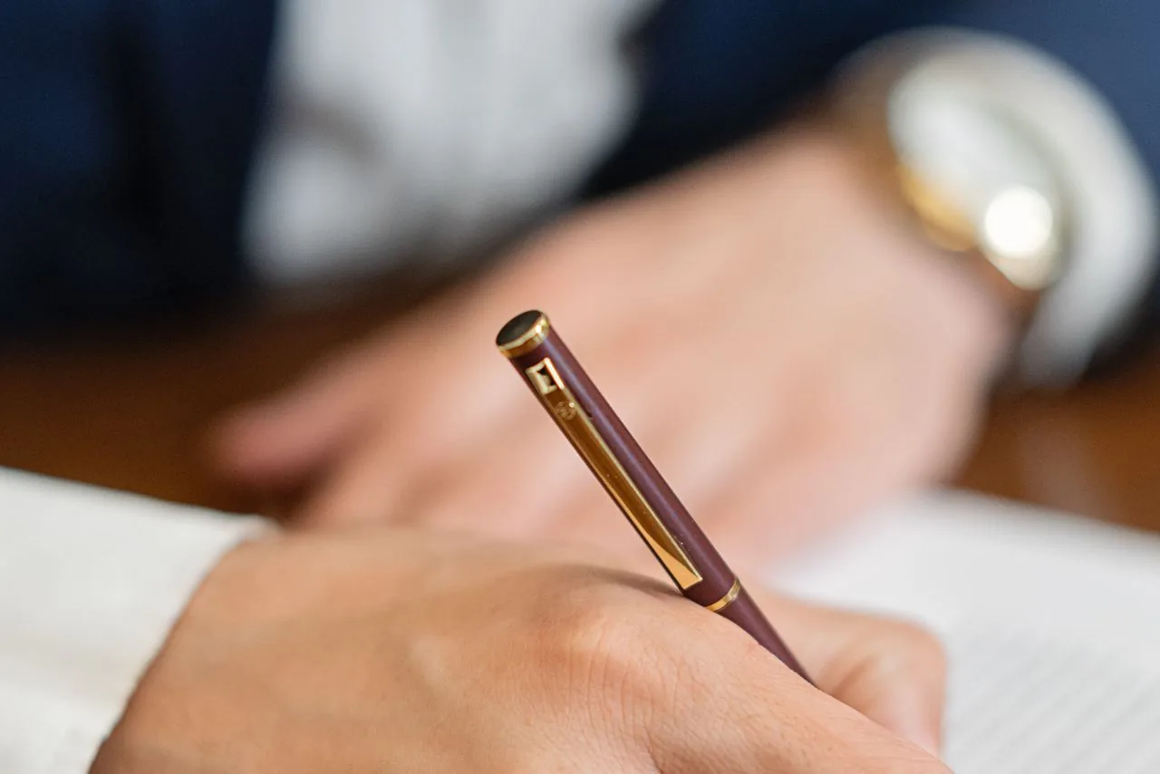 Un contrat de prêt et un stylo posés sur une table