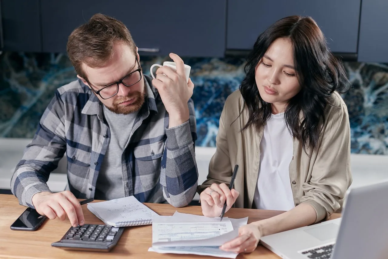 Un couple examine un plan de financement