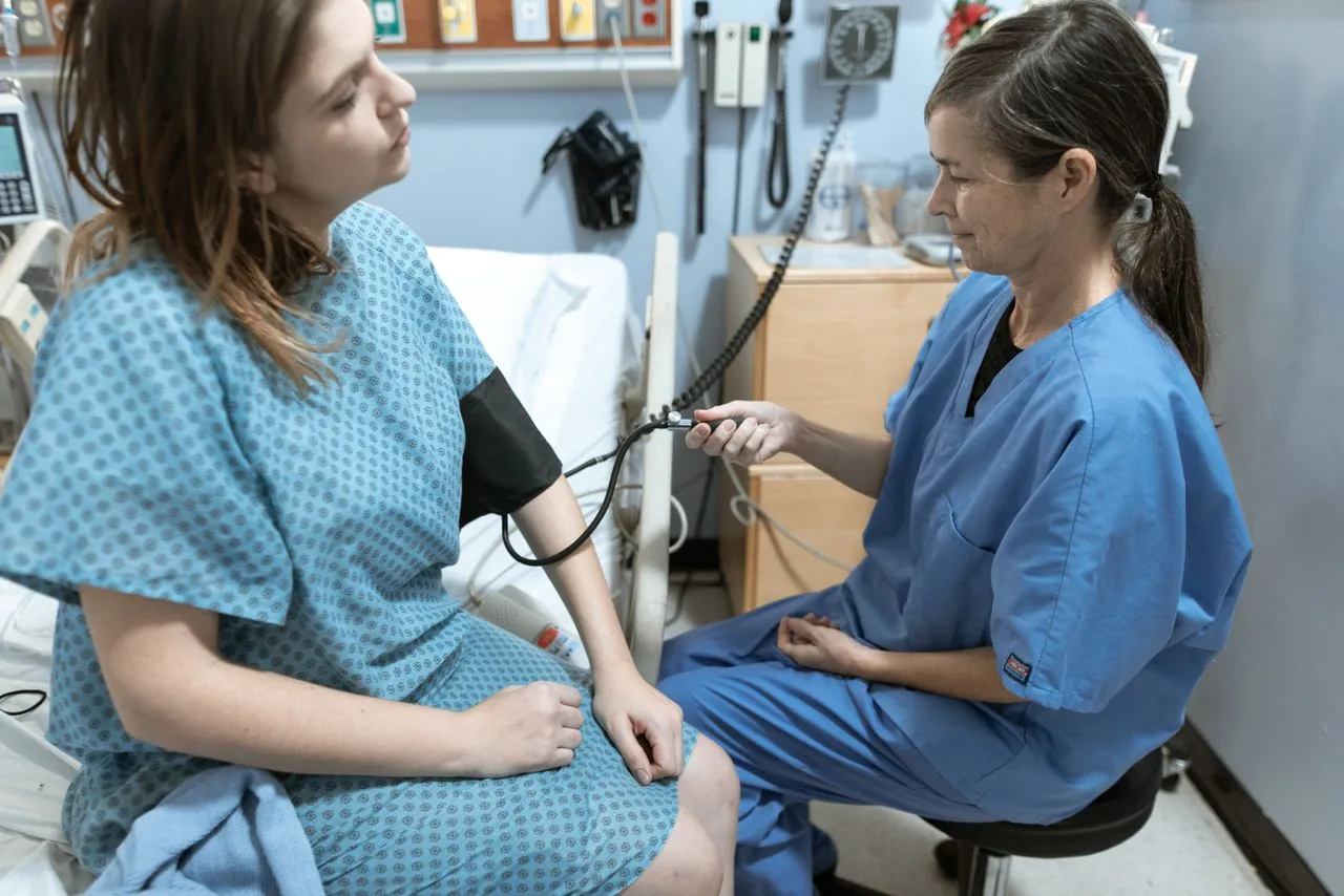 Une infirmière prépare un soin