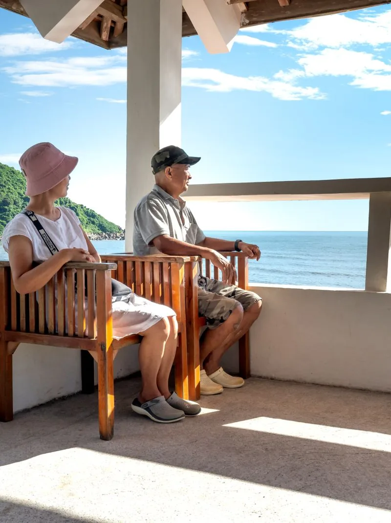 Un couple de retraités profite de la vue depuis son balcon
