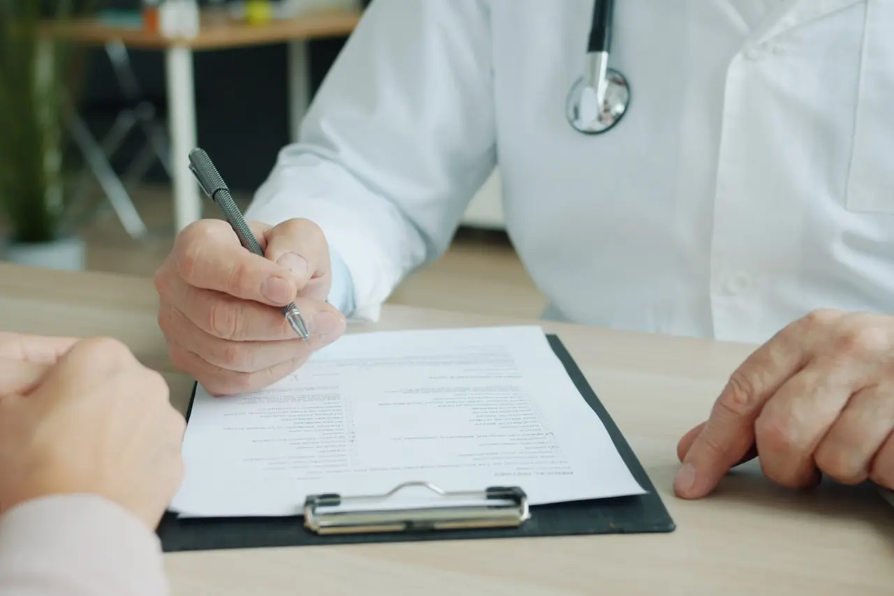 Un médecin remplit un document pendant une consultation