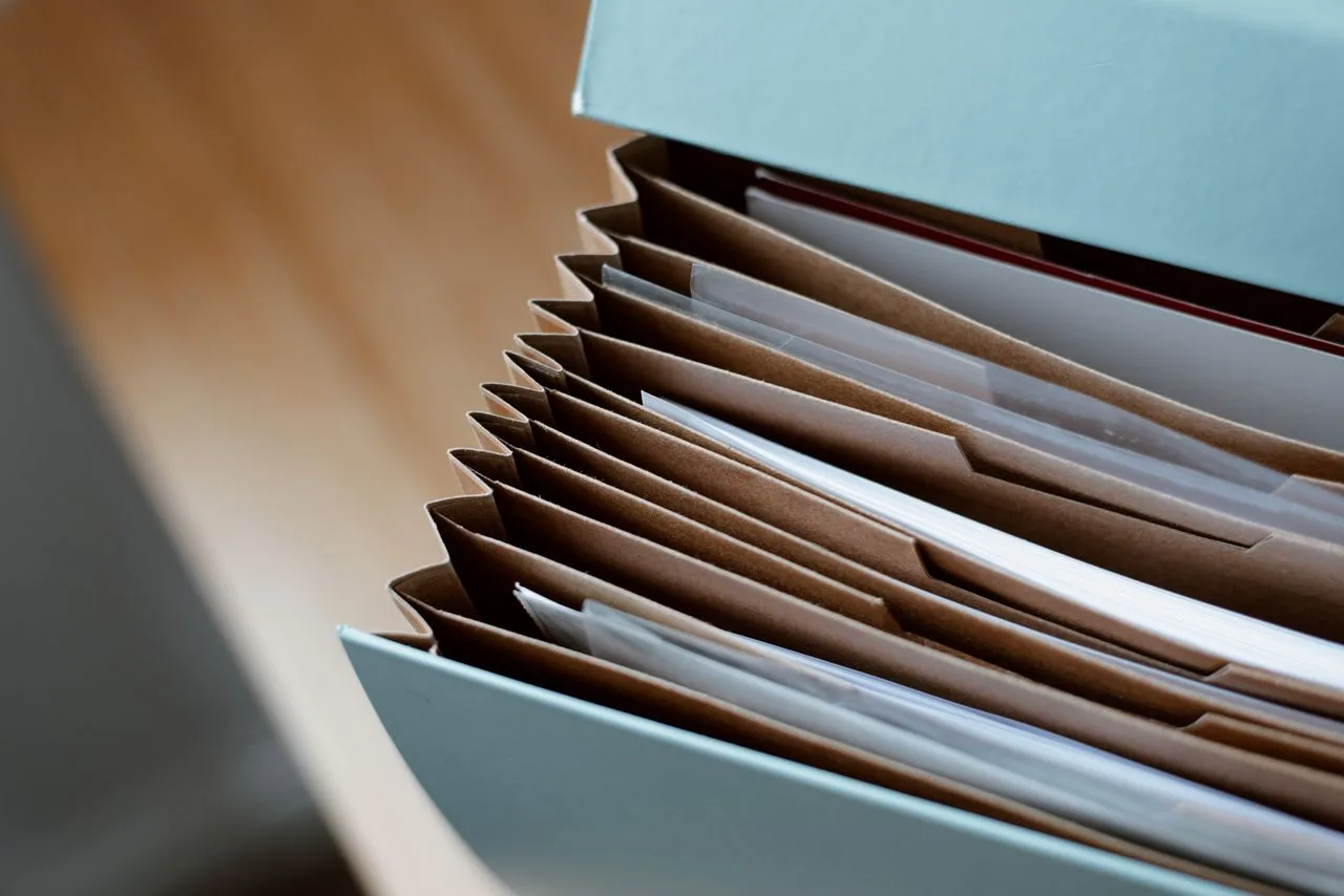 Des documents classés dans un trieur à soufflets