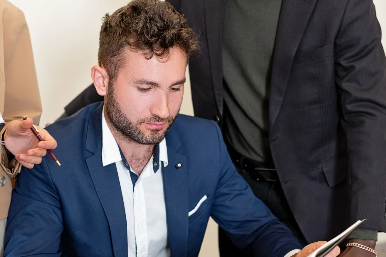 Deux professionnels échangent autour d’un dossier